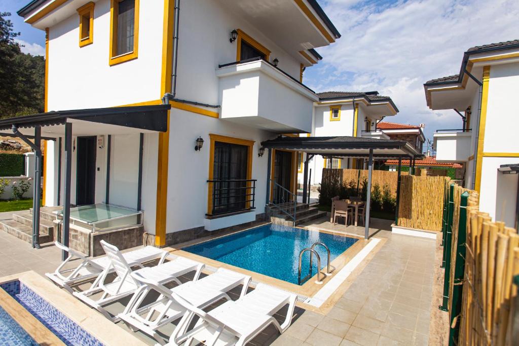 Tasbuku Villa | Yellow Villa