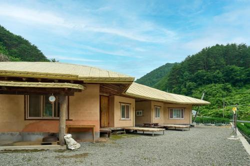 Yeongyang House | Yeongyang Daetigol Red Clay Room