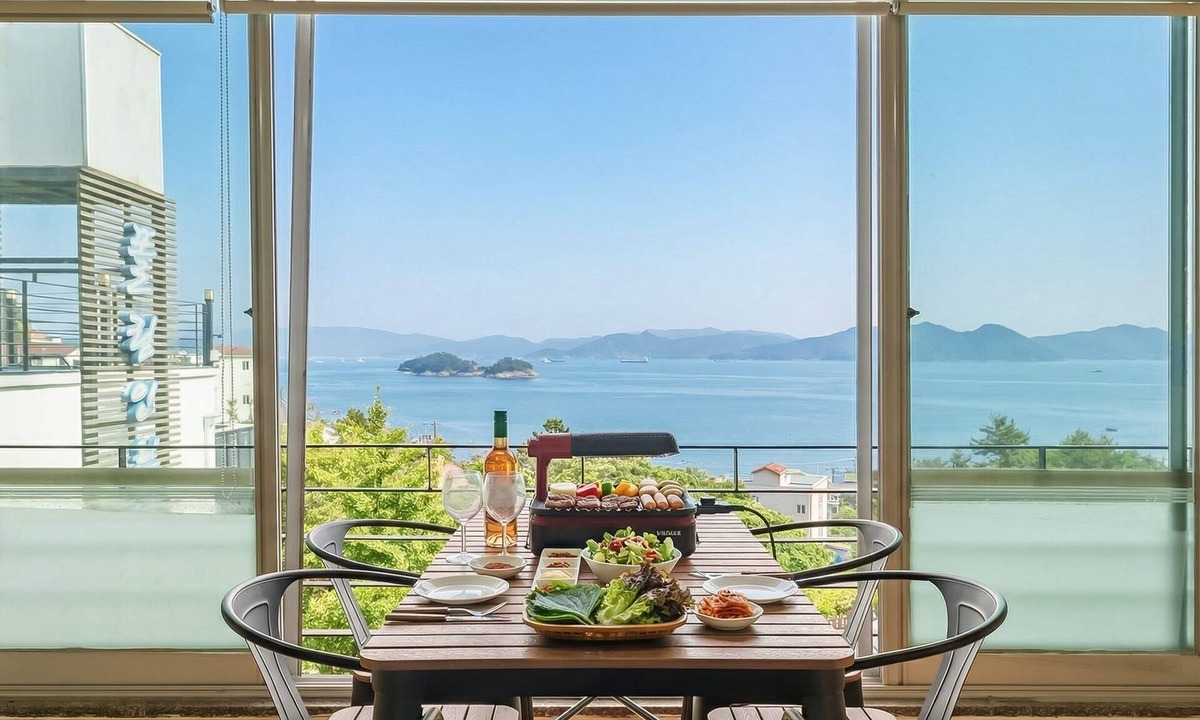 Dolsan-eup House | Yeosu Falling in Blue Ocean View Pension