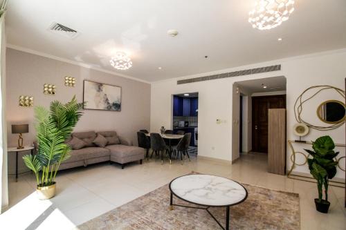 Jumeirah Lake Towers Apartment | Yogi - 1BR JLT - Wraparound Balcony & Terrace