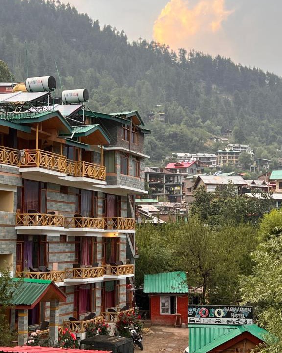 Old Manali Hostel | YOLO Backpackers MAX - Manali