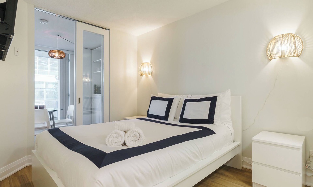 St. Lawrence Hotel | Yonge Harbour 3bed, 2bath Downtown Toronto W/Parking