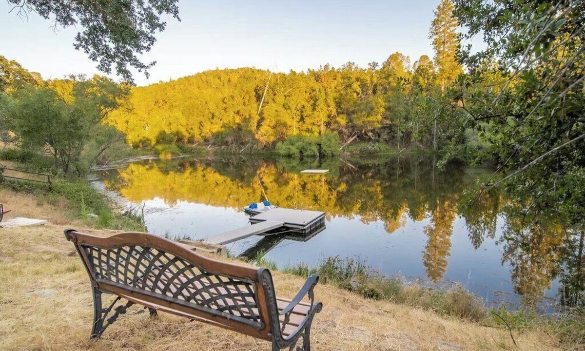 Midpines House | Yosemite cabin with private lake + Twin Springs