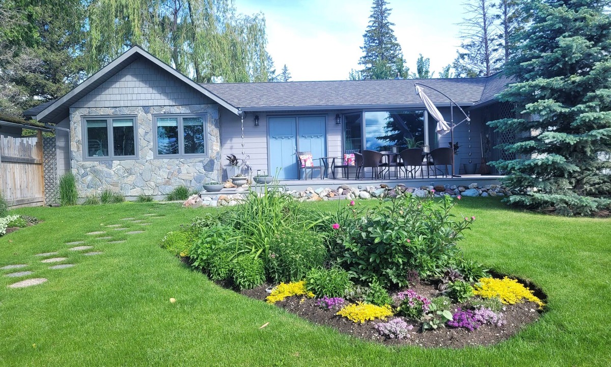 Invermere House | YOUR AUTHENTIC LAKE HOUSE GETAWAY AWAITS YOU :)