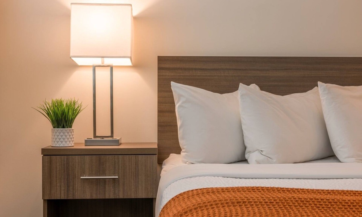 Moss Landing Hotel | Your Coastal Hideaway: Accessible Deluxe King with Wet Bar