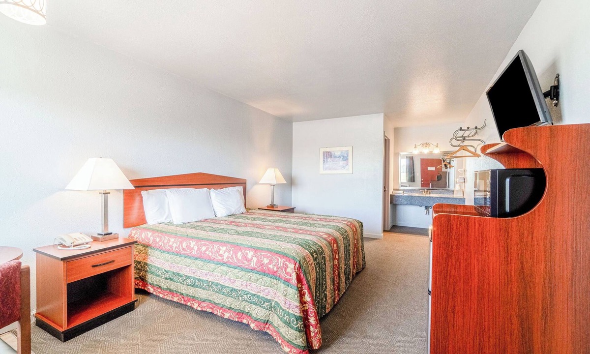Aurora Hotel | Your Gateway to Southwest Missouri Adventures: Cozy Comfort Meets Local Life