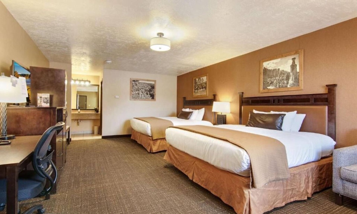 Bryce Canyon Hotel | Your Gateway to Adventure! Swimming Pool, Free Breakfast, Pets Allowed!