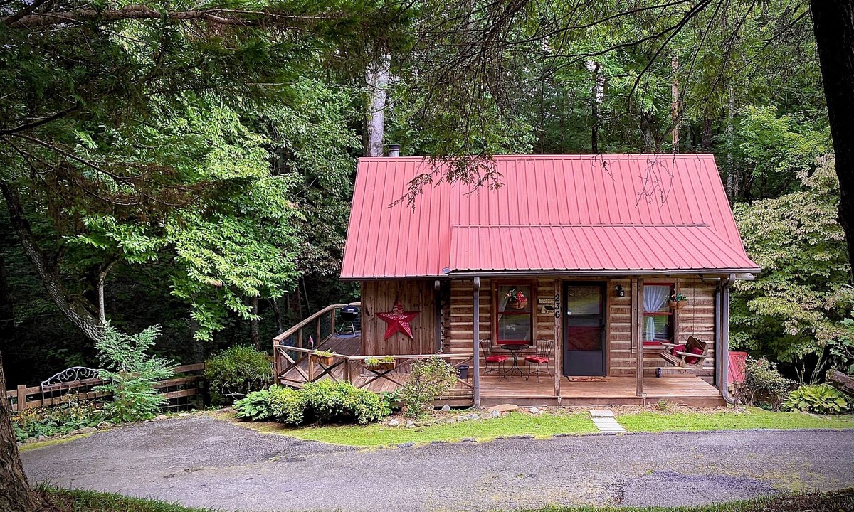 Tiger Cabin | Your Journey’s End! Authentic log cabin, comfortable, modern w/a creek too!