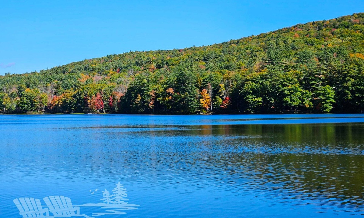 Wayne House | Your Lakeside Paradise: A/C, Private Dock, Kayaks & Rowboat on Dexter Pond!