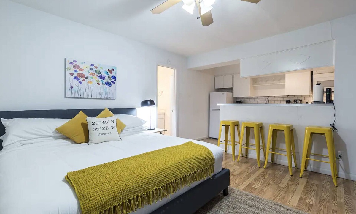 Montrose Apartment | Your Montrose Studios! Sleeps 44/22BR/22BA/22PA