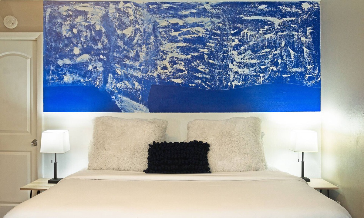 Hyde Park Apartment | Your Montrose Studios! Sleeps 20/10BR/10BA/10PA