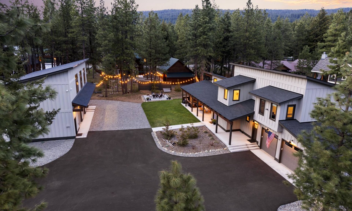 Ronald House | Your People Deserve This! 7BR/7BA, Pool Access, Sleeps 28 · 1PM Check-In/Out