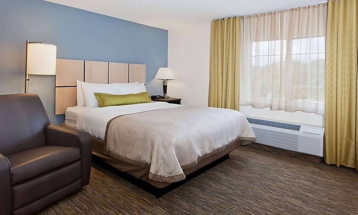 Southfield Hotel | Your Relaxing Getaway Awaits! Family-friendly Room w/Kitchen, Free Parking
