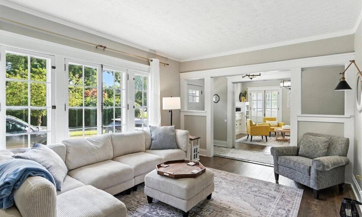 Dayton House | Your Summer HQ! Sleeps 11, Why Stay in 4 rooms? Get the House! Pet-Friendly!