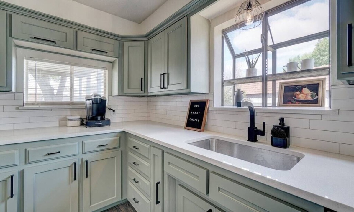 Yukon House | Yukon Boho Bungalow w/Huge Kitchen just off I-40