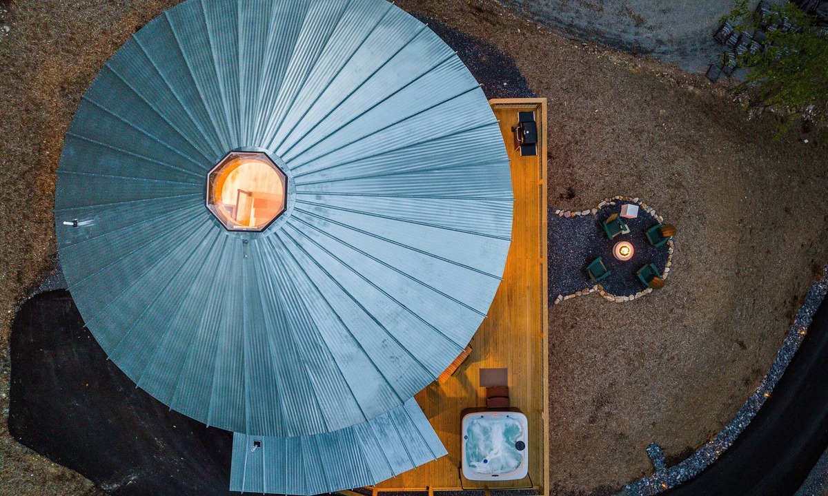Keezletown Cabin | Yurt, mins to slopes, Hot Tub, Arcade Room, Pool Table, PS5, Fire Pit EV charger
