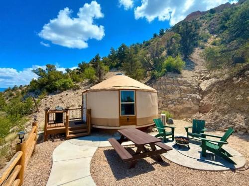 Orderville House | Yurt Overlook #01 with AC and Private Bath King Suite