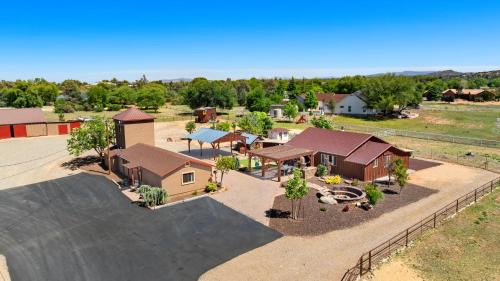 Williamson Villa | Zebra Ranch 16-Guest Compound Mtn VuSpaPKL BAL