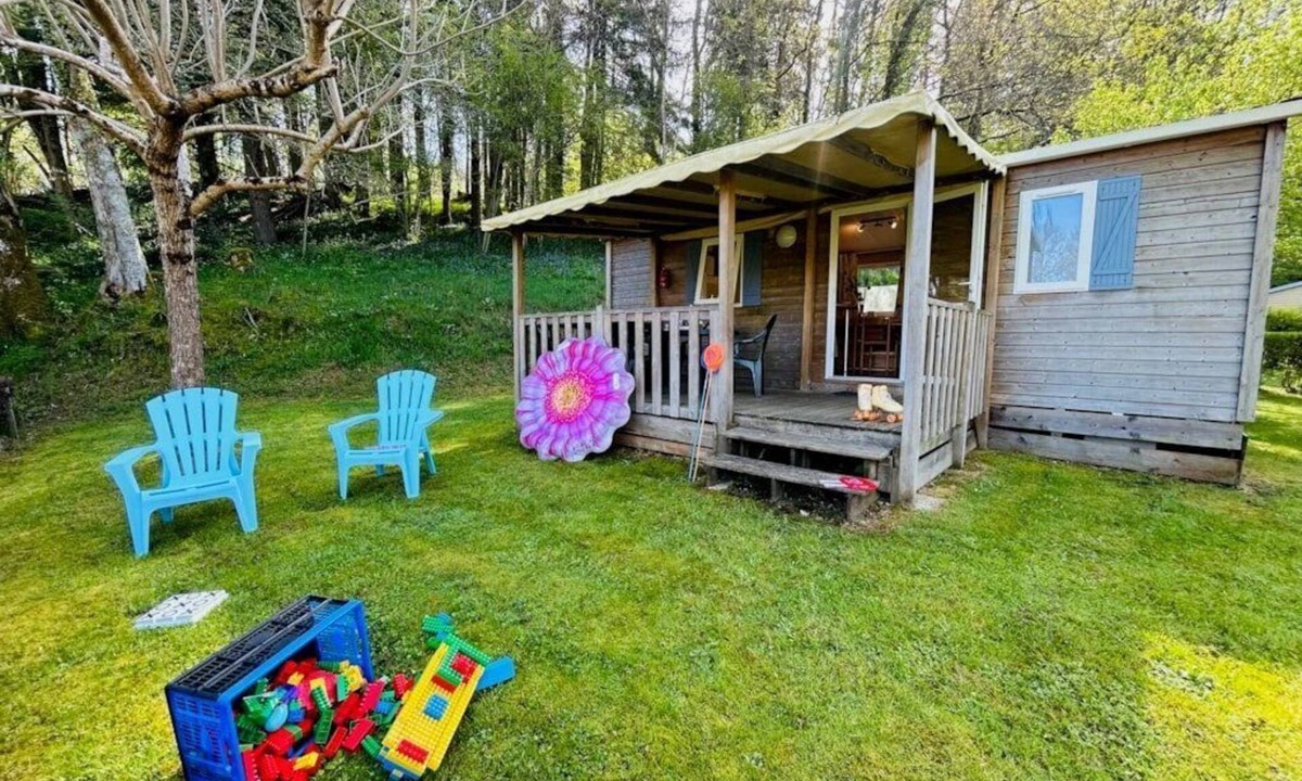 Jumilhac-le-Grand House | ZEcamping 3* pet friendly en bord de rivière avec une plage de sable