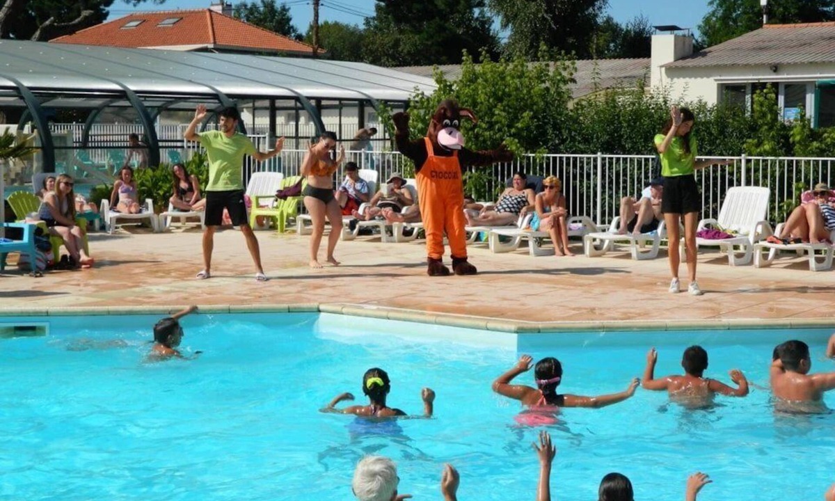 Challans House | ZEcamping 4* espace aquatique club enfant locatif TV BBQ 28m2 4 pers