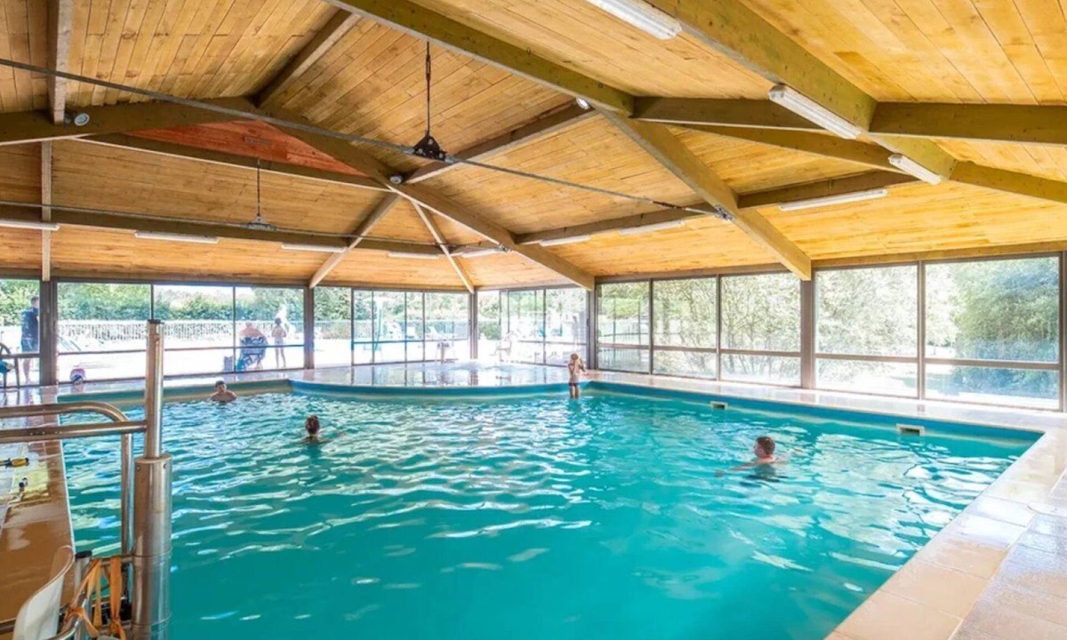 Pressignac House | ZEcamping 4* piscine couverte piscine chauffée dog friendly locatif TV