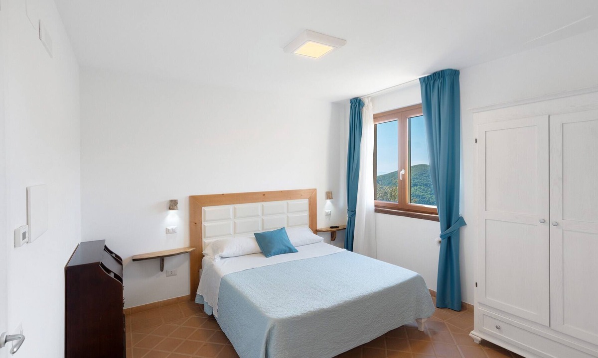 Serramezzana Apartment | Zenone Room with Sea View, Wi-Fi and Air Conditioning
