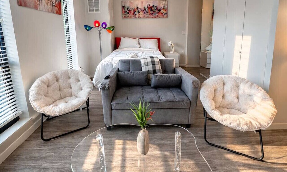 Downtown Des Moines Apartment | Zesty Orange Abode (438)