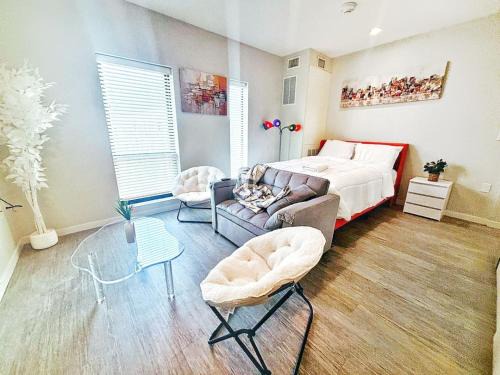 Downtown Des Moines Apartment | Zesty Orange Abode (438)
