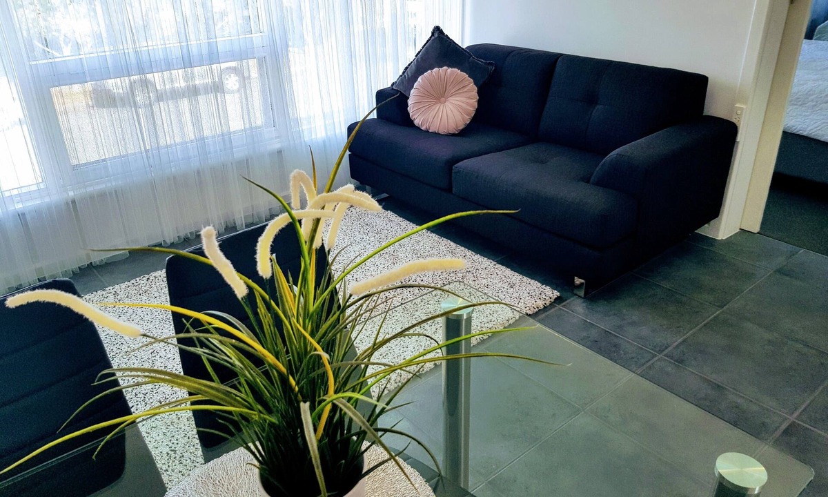 Henley Beach South Apartment | Zig Zag on Henley ~ Walk to the BEACH ~ Restuarants/cafes ~ Unlimited Wifi