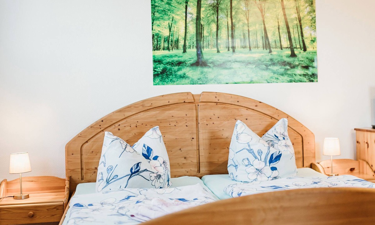 Rotacker Apartment | Zimmer 11 - Rebentisch - Hotel Ferienwohnungen Restaurant