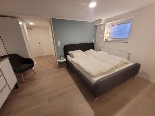 Garßen House | Zimmer im Souterrain mit eigenem Bad