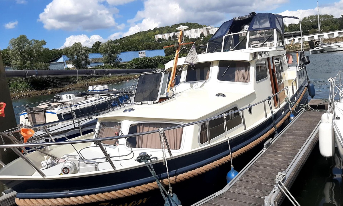 Rouen Boat Rental | Zimon Boat: Unique Accommodation in Rouen