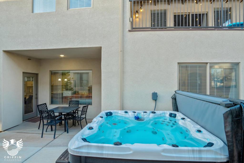 Hurricane House | Zion Village Elements 2, Private Backyard Hot Tub