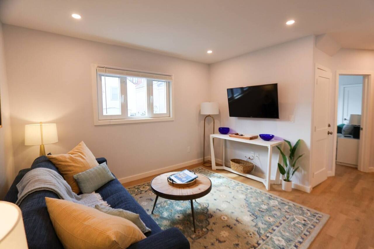 Modern 2 bed,2 bath Gem MIT | Central Cambridge 1