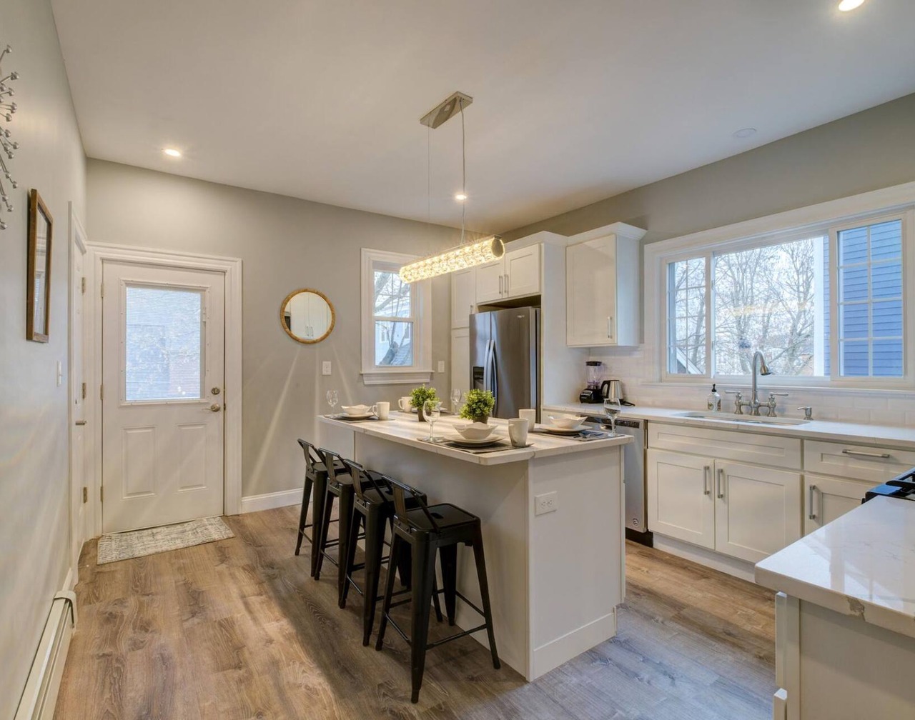 Spacious 2bd 1ba Free Parking 3D Tour 1