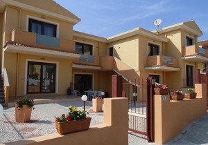 2 Bed Flat - Sleeps 4 - Garden - Parking - Wifi