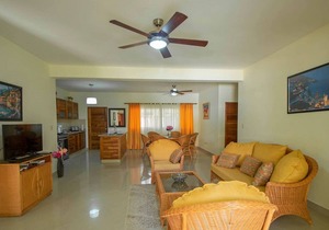 2BD groundfloor apt in central Cabarete, steps from beach, pool/cable TV/WiFi/AC