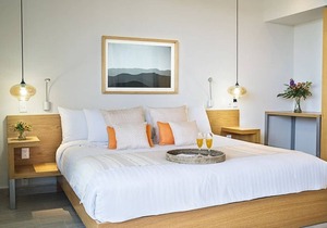 2BR with rooftop pool in great location! A/C!