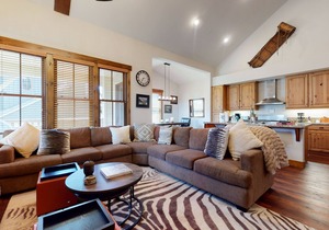 3 Suites, Mountain Views, Gorgeous Location. Private Gas Grill & Washer/Dryer