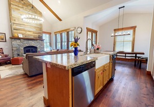 3 Suites, Mountain Views, Gorgeous Location. Private Gas Grill & Washer/Dryer