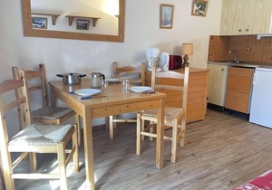 300m from resort center, 2nd floor, balcony, tv, ski locker, 25m², Risoul