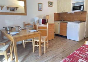 300m from resort center, 2nd floor, balcony, tv, ski locker, 25m², Risoul