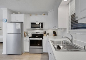 3RD FLOOR STUDIO | POOL-VIEW LANAI | KING BED | FREE PARKING | STEPS TO BONITA BEACH