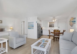 3RD FLOOR STUDIO | POOL-VIEW LANAI | KING BED | FREE PARKING | STEPS TO BONITA BEACH