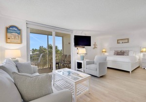 3RD FLOOR STUDIO | POOL-VIEW LANAI | KING BED | FREE PARKING | STEPS TO BONITA BEACH