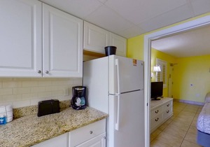 8th-floor oceanfront condo with beach views, balcony, hot tubs, pools, gym, AC
