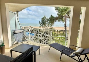 Accessible apartment with balcony, pool, parking, and beach in La Tranche-sur-Mer