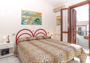 Air-Conditioned Apartment Not Far From Beach with Patio, Balcony and Garden