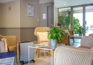 Air-conditioned studio for 2, near beach and shops, WiFi