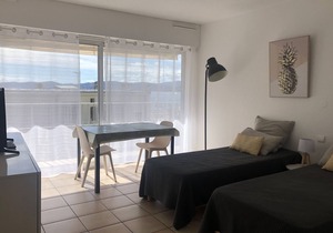 Air-conditioned studio for 2, near beach and shops, pets allowed, WiFi, parking